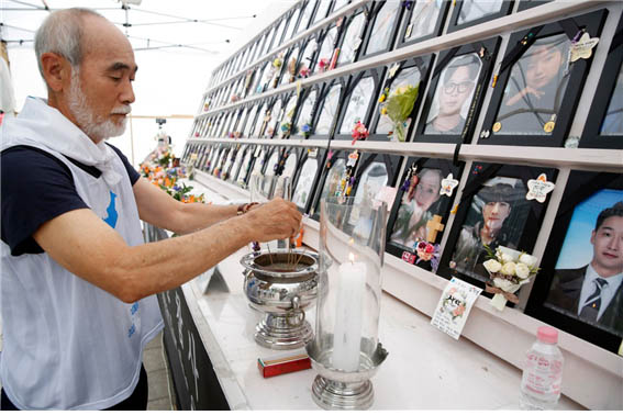 서울 시청앞에서 출발에 앞서 이태원참사 희생자들에 대한 추모의 예를 갖추고 출정식을 갖고 강원도 고성으로 출발했다. [사진 - 통일뉴스 김태임 통신원]