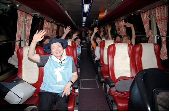 강원도 고성 통일전망대를 향해 출발한 버스안에서 대행진단 참여자들이 인사를 나눴다. [사진 - 통일뉴스 김태임 통신원]