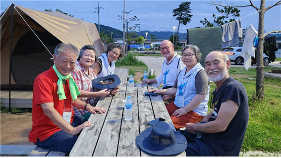 첫 날 숙소인 명파해변오토캠핑장에서 오리엔테이션과 친선의 시간을 가지며 첫날의 일정을 마무리했다. [사진 - 통일뉴스 김태임 통신원]