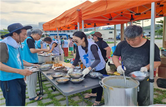 김창배 이은영 부부가 일주일 간 작식대를 자청했다. [사진 - 통일뉴스 김태임 통신원]