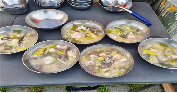 김창배 이은영 부부가 저녁으로 내온 민어탕. 올해도 기대를 저버리지 않은 요리솜씨를 뽐냈다. [사진 - 통일뉴스 김태임 통신원]