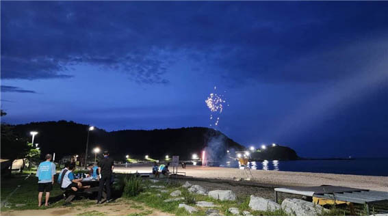 날씨의 축복속에 대행진단의 첫날이 명파해변에서 저물어 간다. [사진 - 통일뉴스 김태임 통신원]