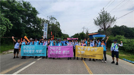 ‘2023 DMZ 국제평화대행진’ 2일 차인 13일, 제진검문소까지 걸어가서 되돌아와 대진항, 화진포를 거쳐 송정마을까지 20km 남짓 걷는 일정이다. [사진 - 통일뉴스 김태임 통신원]