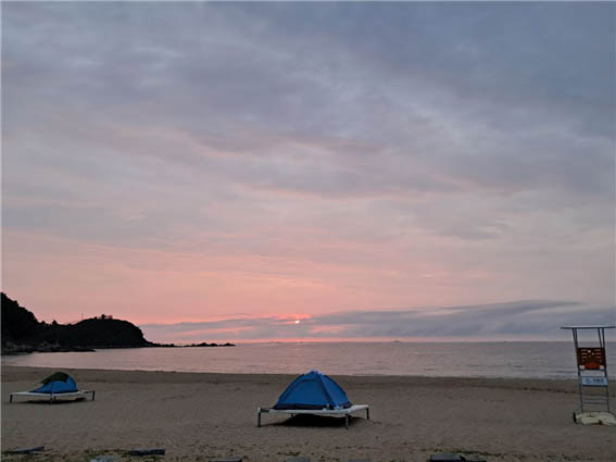 대행진 2일 차는 강원도 동쪽 최북단 명파해변의 일출로 시작한다. [사진 - 통일뉴스 김태임 통신원]