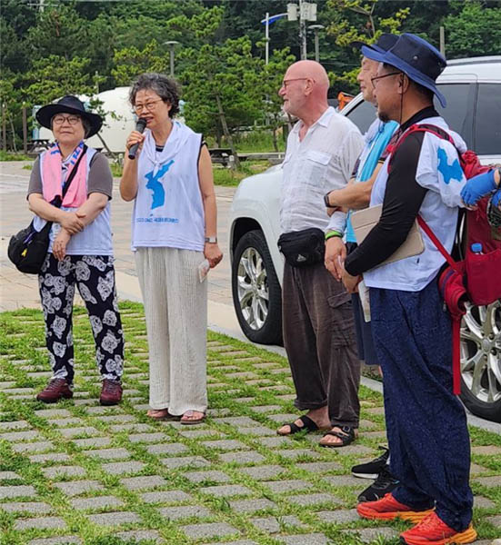 독일에서 온 한민족 유럽연대 오복자⸱발터 부부가 짧은 1박 2일의 일정을 마치고 아쉬움의 인사를 전했다. [사진 - 통일뉴스 김태임 통신원]