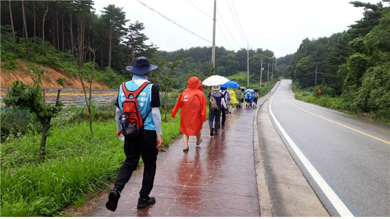 틀리길 바랐던 비 예보는 오후 행진을 시작하자마자 기다렸다는 듯이 내리기 시작했다. [사진 - 통일뉴스 김태임 통신원]
