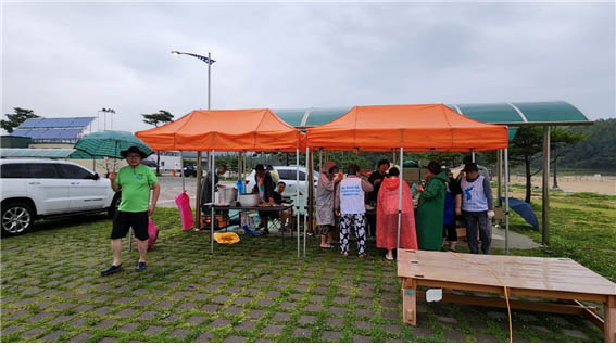 장맛비가 거세졌지만 다양한 방법으로 우중 식사를 한다. [사진 - 통일뉴스 김태임 통신원]