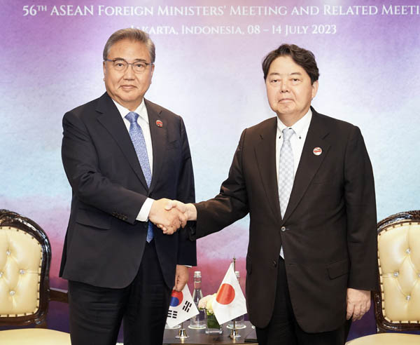 박진 외교부 장관(왼쪽)은 13일 오전 인도네시아 자카르타 샹그릴라호텔에서 하야시 요시마사(林芳正) 일본 외무상과 회담을 가졌다. [사진 제공 - 외교부]