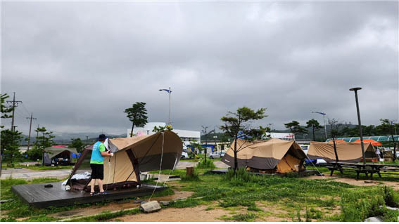 밤새 사납게 텐트를 두드리던 빗소리가 아침이 되면서 소강상태가 되었다. 빗줄기가 잦아들자 누구랄 것도 없이 젖은 텐트를 걷으며 다음 숙소로 이동하기 위해 짐을 꾸리기 시작했다. [사진 - 통일뉴스 김태임 통신원]