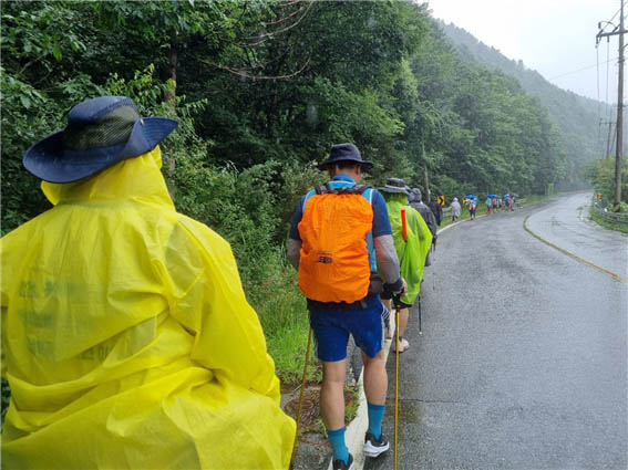 대행진단은 진부령 정상까지 수월하게 올라갔다. [사진 - 통일뉴스 김태임 통신원]