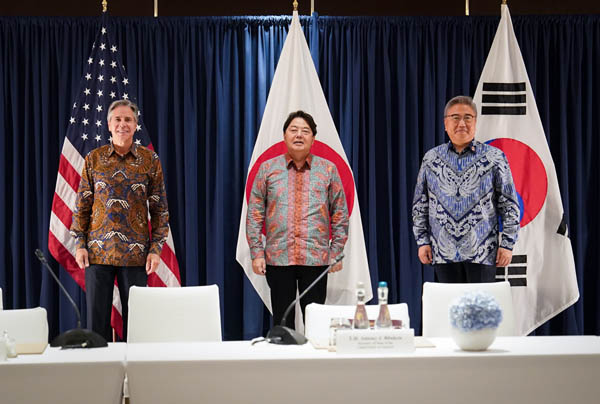 한미일 외교장관은 14일 인도네시아 자카르타에서 회담을 갖고 공동성명을 발표했다. [사진 제공 - 외교부]