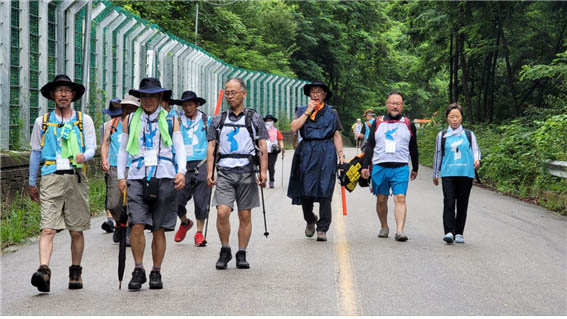 023 DMZ 국제평화대행진 4일 차인 15일, 강원도 날씨는 아직은 장마가 소강상태를 보이고 있다. [사진 - DMZ 국제평화대행진단]