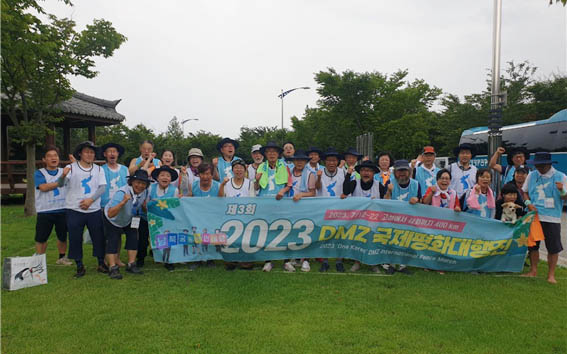 오늘은 인제 정자문교차로에서 시작하여 말고개를 넘어 양구 DMZ 평화생명동산까지 행진하는 일정이다. [사진 - DMZ 국제평화대행진단]