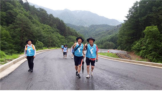 장마철에는 산 전체가 빗물을 머금고 있어서 산사태의 위험이 도사리고 있다. [사진 - DMZ 국제평화대행진단]