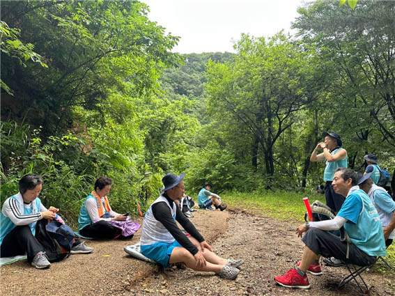 잠시 휴식을 취하는 시간, 김황호 단원의 멋진 하모니카 연주로 깜짝 산 오락회를 즐겼다. [사진 - DMZ 국제평화대행진단]