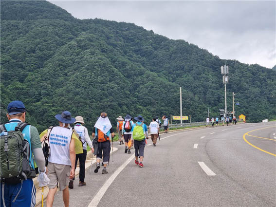 말고개를 내려오는 보무도 당당한 대행진 단원들의 발걸음이 당장이라도 분단의 선을 밟고 넘어갈 늠름한 모습이다. [사진 - DMZ 국제평화대행진단]