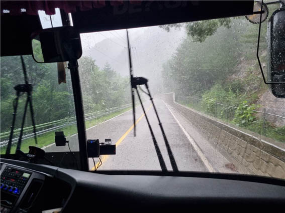 행진을 마치고 숙소로 향하는데 비가 퍼붓기 시작한다. [사진 - DMZ 국제평화대행진단]