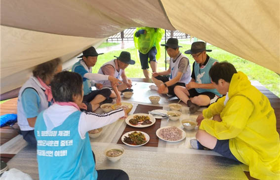 장맛비를 맞으며 타프 치고 텐트 치고 빗속에서 저녁식사를 한다. [사진 - DMZ 국제평화대행진단]