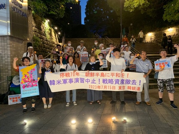 촛불평화행동 참가자들이 한미일군사동맹 반대 등 구호를 힘차게 외치고 있다. [사진-통일뉴스 박명철 통신원]