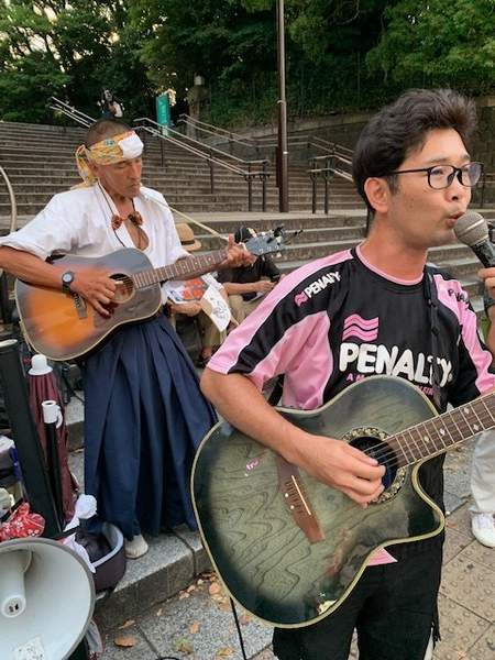 다케 고지로씨(오른 쪽)와 미기타 타카시씨의 공연은 집회 분위기를 고조시켰다. [사진-통일뉴스 박명철 통신원]