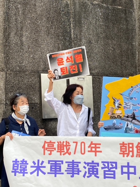 ‘윤석열 퇴진’ 피켓을 치켜든 김지영 재일 민주여성회 회장. [사진-통일뉴스 박명철 통신원]