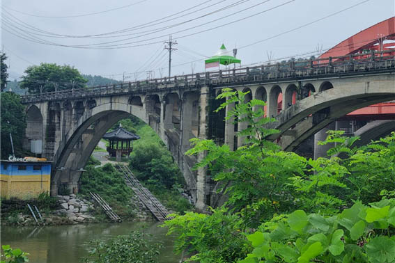 승일교에서부터 오늘의 행진이 시작되었다. 김일성(金日成) 시절에 만들기 시작하여 이승만(李承晩) 시절에 완공되었다고 하여 이름 한자씩을 따서 승일교라고 지었다는 설이 있다. [사진 - DMZ 국제평화대행진단]