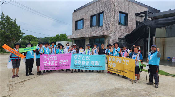 완공되어 다양한 프로그램을 운영하고 있는 국경선평화학교를 들렀다. [사진 - DMZ 국제평화대행진단]