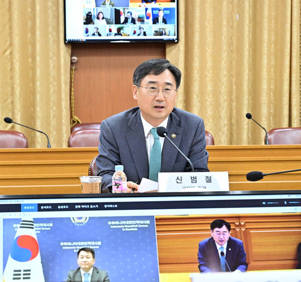 신범철 국방부 차관이 유럽권역 방산시장 동향 및 방산수출 확대전략을 제시했다. [사진 제공 - 외교부]