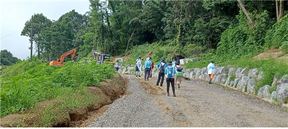 연강 나룻길로 진입하는 작은 마을 초입에서 ‘박정희 각하 순시 기념비’라고 쓰여있는 비석을 보았다. [사진 - DMZ 국제평화대행진단]