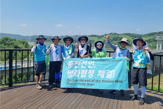군남댐이 바라다 보이는 곳에서 다 함께 인증사진을 남겨 본다. [사진 - DMZ 국제평화대행진단]