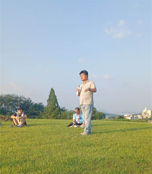 은대리성에 도착해 최현진 해설사의 연천 역사 이야기를 들었다. [사진 - DMZ 국제평화대행진단]