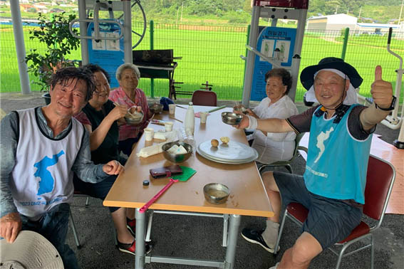 대행진단의 발걸음을 응원하기 위해 지역을 지날 때마다 지역단체들의 응원과 연대의 마음이 쏟아지고 있다. [사진 - DMZ 국제평화대행진단]