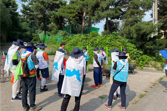 동두천의 몽키하우스., 입구는 잠겨 있고 잡초만 무성하다. [사진 - DMZ 국제평화대행진단]