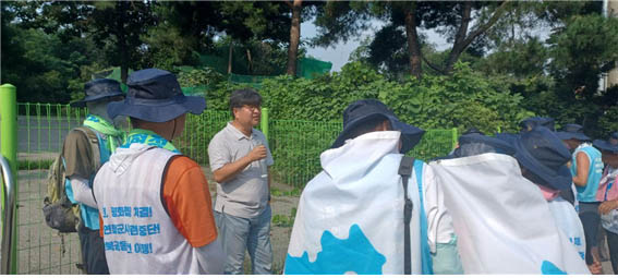 최현진 해설사가 이곳의 비극적인 역사를 들려줬다. [사진 - DMZ 국제평화대행진단]