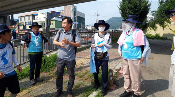 미2사단의 담벼락을 바라보며 경기북부평화시민행동 김대용 공동대표의 해설을 들었다. [사진 - DMZ 국제평화대행진단]