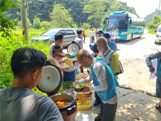 파주의 오현 약수터에서는 6.15고양파주본부가 보내온 비빔밥 밥차가 기다리고 있었다. [사진 - DMZ 국제평화대행진단]