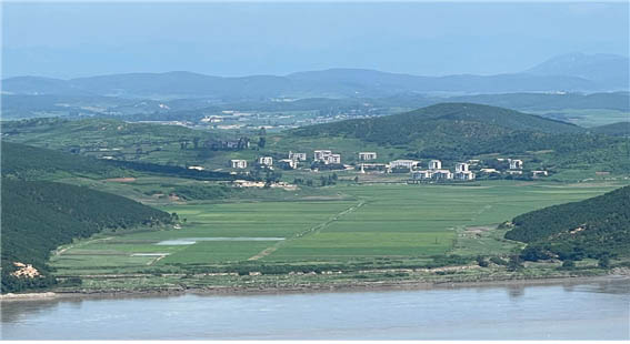 ‘2023 DMZ 국제평화 대행진’ 열흘 째이자 마지막 날인 21일, 애기봉에 올라 조강 건너편 북녘을 마주했다. 사진 - DMZ 국제평화대행진단]