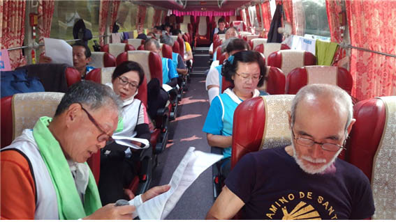 애기봉으로 향하는 차 안에서 그동안 피곤하다고 미뤄 두었던 ‘7.27 정전협정 70주년 대합창’을 위한 노래를 연습했다. [사진 - DMZ 국제평화대행진단]