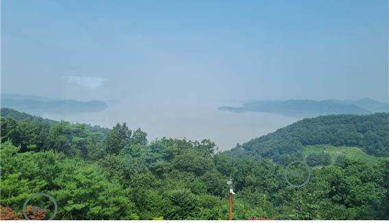 애기봉은 접경지역인 조강 기슭의 한가운데 있는 봉우리로 강 건너 북쪽 마을의 모습이 보인다. [사진 - DMZ 국제평화대행진단]