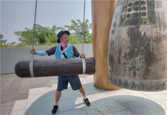 다시는 이 땅에 전쟁이 일어나지 않기를 바라는 마음을 담아 ‘남북평화의 종’을 울렸다. [사진 - DMZ 국제평화대행진단]