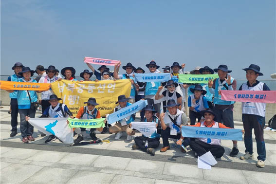조강 너머 북녘땅을 배경으로 인증사진을 남겼다. [사진 - DMZ 국제평화대행진단]
