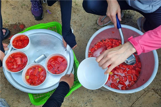 무더위에 지쳐 8240타이거 부대 충혼지에 도착하니 지원단이 시원하고 맛있는 수박화채를 만들어 기다리고 있었다. [사진 - DMZ 국제평화대행진단]