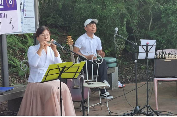 망향 카페지기는 대행진단을 환영하는 현수막을 걸어놓고 그동안의 노고를 위로하는 작은 음악회를 열어 주었다. [사진 - DMZ 국제평화대행진단]