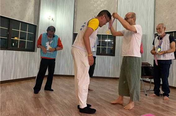 이번 행진에 처음 참석한 재일동포 청년들에게도 메달을 걸어주고 격려했다. [사진 - DMZ 국제평화대행진단]