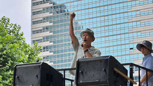 범민련부산연합 이성우 의장이 행진 도중 거리 연설에 나섰다. [사진 - 통일뉴스 김치관 기자]