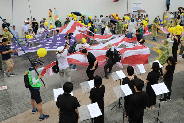 준비위는 미국 대사관 인근에 도착해 대형 성조기와 욱일기를 찢는 상징의식을 진행했다. [사진 - 통일뉴스 김래곤 통신원]