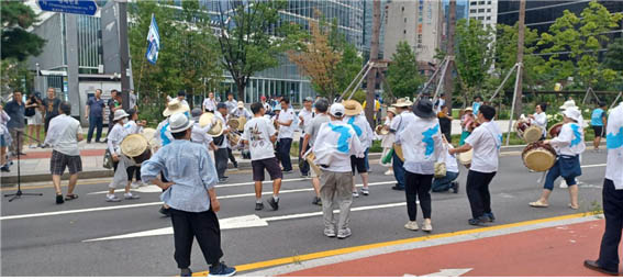 시민대회가 끝나고 시민풍물단을 앞세워 평화대회장까지 행진을 시작하였다. [사진 - DMZ 국제평화대행진단]