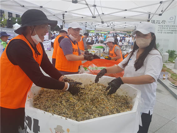 본 대회장 입구에서 '통일 비빔밥 추진위원회'에서 올해도 어김없이 통일 주먹밥을 나눠주는 행사를 하고 있었다. [사진 - DMZ 국제평화대행진단]