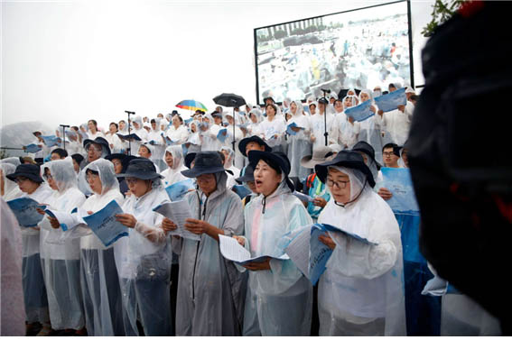 평화대회 말미를 장식하는 대합창이 폭우 속에 진행됐다. [사진 - DMZ 국제평화대행진단]
