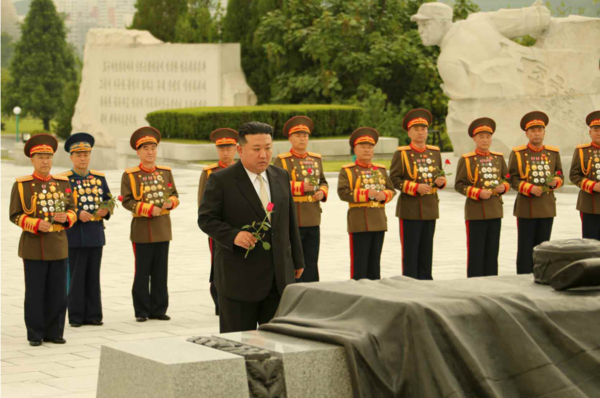 김정은 국무위원장이 7.27 '전승' 70주년을 앞둔 25일 '조국해방전쟁참전렬사묘'를 찾아 참배했다. [사진-노동신문 갈무리]